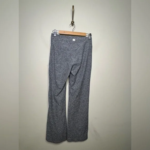 Vuori Womens Mid Rise Elevation Slim Bootcut Leggings in Heather Grey Leggings